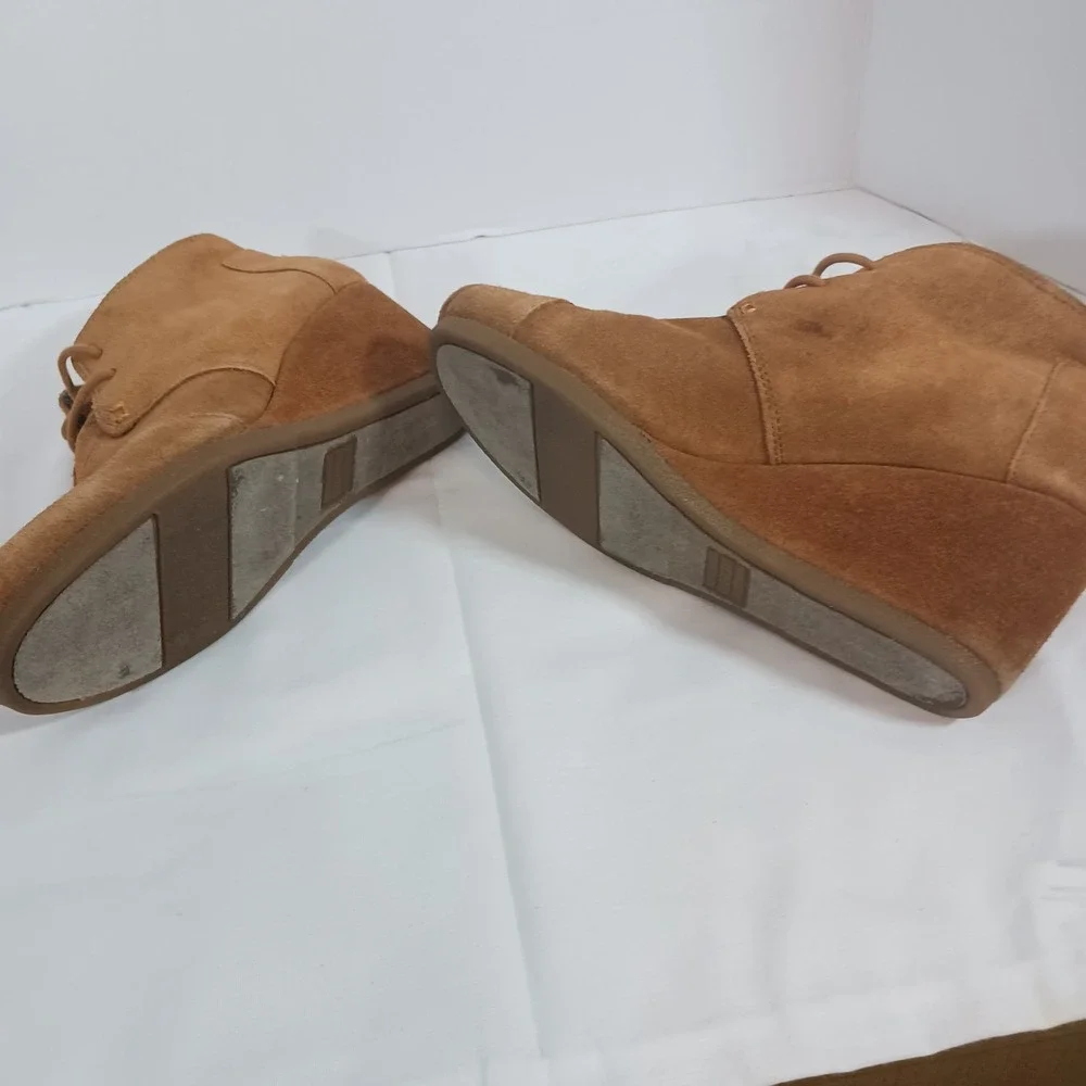 TOMS Desert Wedge Booties Womens Size 8 Tan Suede Excellent Lace Up Ankle Boots